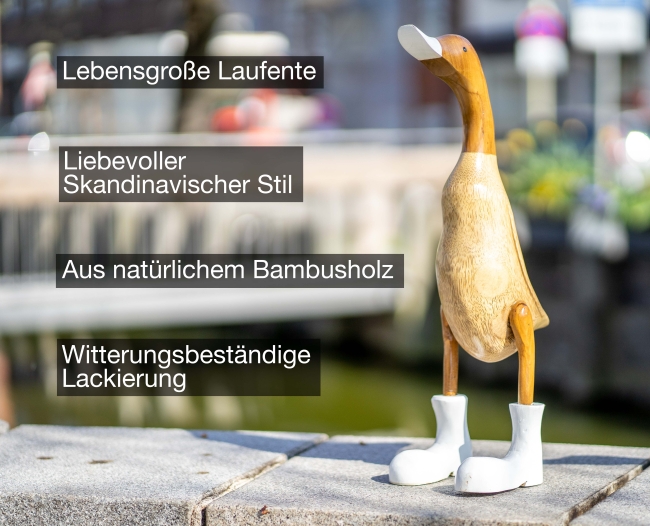 Dänische Ente XXL aus Naturholz in weißen Stiefeln